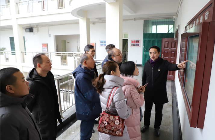 岭南师范学院英国365集团公司党政领导班子一行来我院考察交流